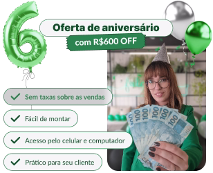 Mulher sorridente usando notebook ao lado de celular exibindo catálogo online de joias e acessórios, mostrando os benefícios do Conecta Venda: sem taxas, fácil de montar e acesso por celular e computador.